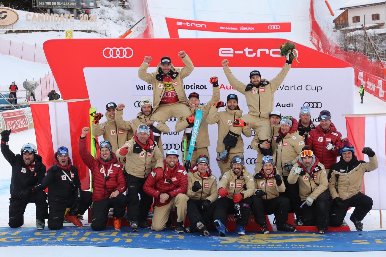 ����� ����