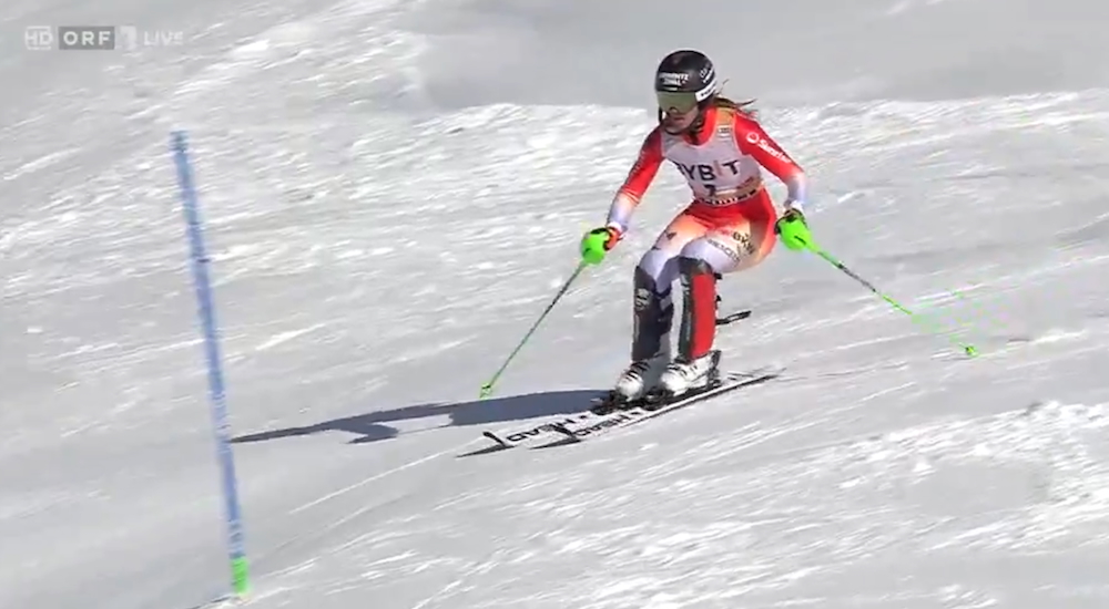 ����� ����