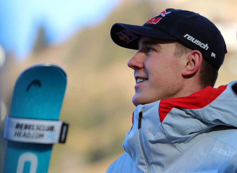 ����� ����