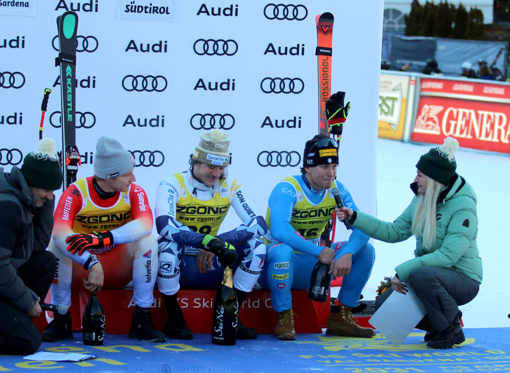 ����� ����