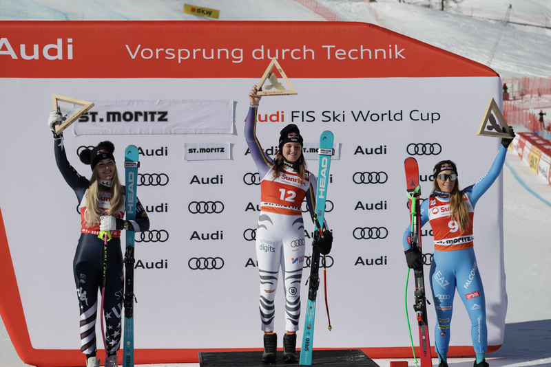 ����� ����